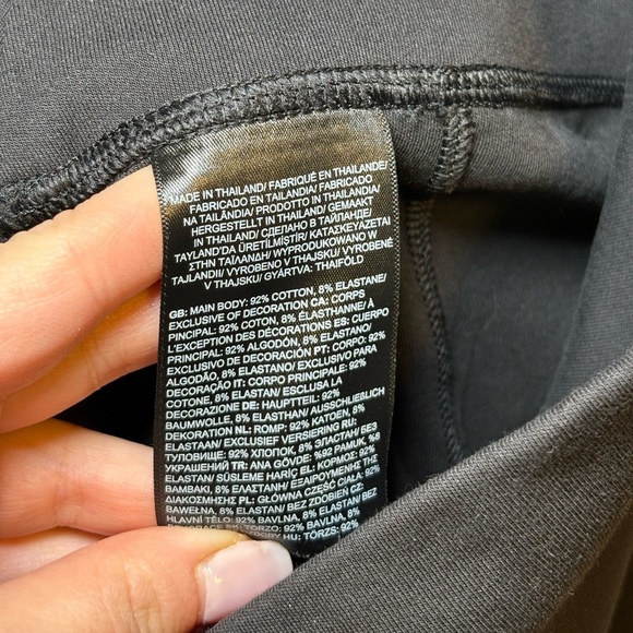 The North Face NWT - Women's Athletic Outdoor Casual Black Shorts in Size S - Picture 5 of 8